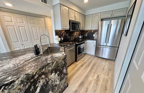 Briarcliff Condo | Lakeside Luxury Condo w/Wake Surf Boat, Pool, Hot Tub, 35min From Austin