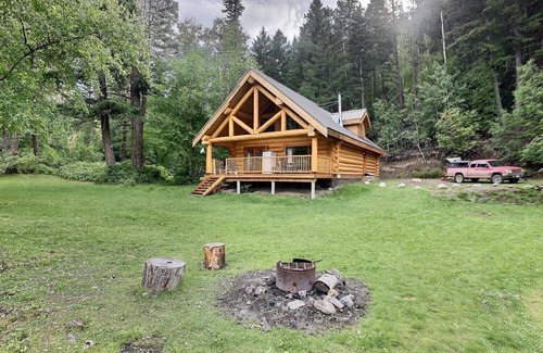 Gold Bridge Ski Chalet | Lakeside Mountain Chalet- Tyaughton (Tyax) Lake