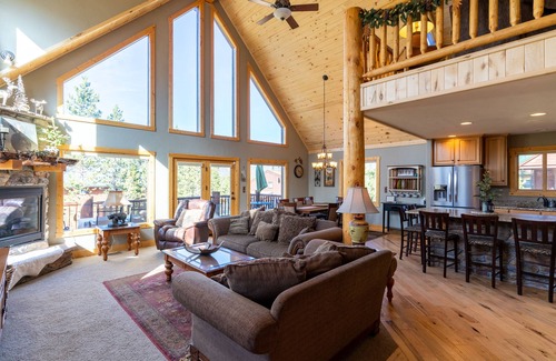 Grand Lake House | Lakeside Mountain Retreat with HOT TUB!
