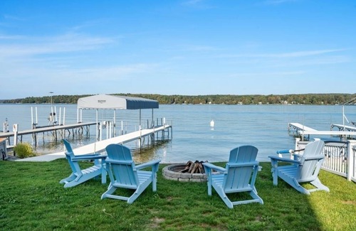 East Jordan House | Lakeside, New Large Dock & Mooring Ball. On beautiful Lake Charlevoix 🥂