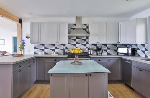 Wellington House | Lakeside PEC: Beautiful Waterfront & Patio
