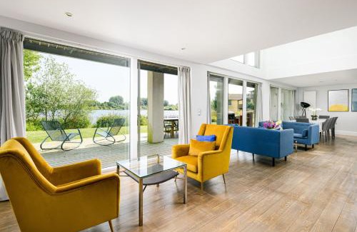 Cirencester House | Lakeside property with spa access on a nature reserve Keel House CW23