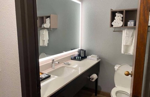 Wasilla Hotel | Lakeside Relaxation: Modern Rooms & Amenities