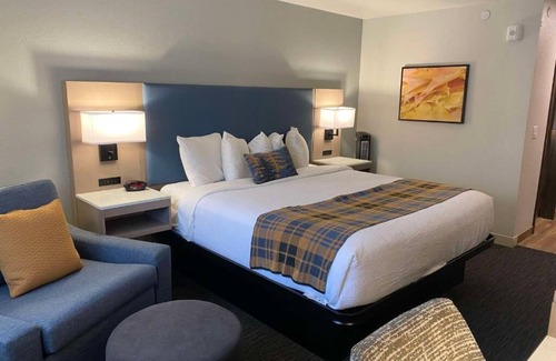 Wasilla Hotel | Lakeside Relaxation: Modern Rooms & Amenities