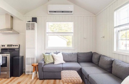 Hartland House | Lakeside Retreat ~ Cozy Cottage with Firepit ~
