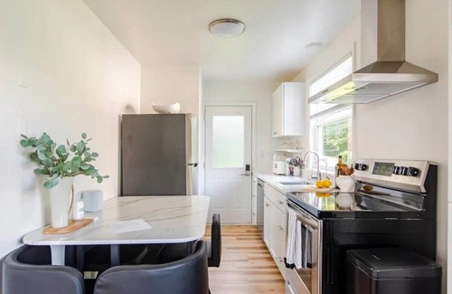Hartland House | Lakeside Retreat ~ Cozy Cottage with Firepit ~