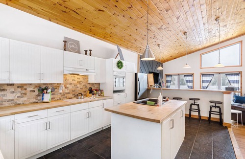 McDougall Cottage | Lakeside Retreat: 5-BR Cottage in Parry Sound