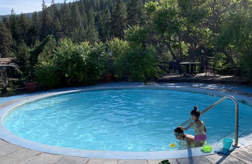 Central Okanagan Condo | Lakeside retreat, relax and enjoy the beach, sun, and lake.