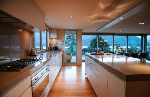 Wanaka House | Lakeside Road - Sleeps 8 - Lake Views - Lake Front