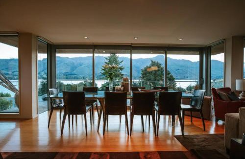 Wanaka House | Lakeside Road - Sleeps 8 - Lake Views - Lake Front