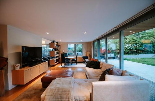 Wanaka House | Lakeside Road - Sleeps 8 - Lake Views - Lake Front