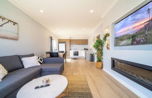 Central Coast House | Lakeside Sanctuary - Central Toukley