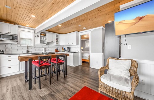 Central Okanagan Cabin | Lakeside Serenity Retreat #10