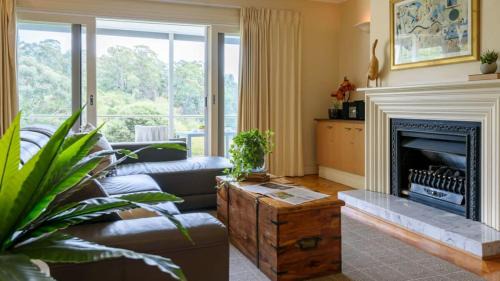 Daylesford Apartment | Lakeside Suite 1 - Lake View & Spa Bath