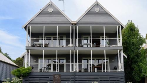 Daylesford Apartment | Lakeside Suite 1 - Lake View & Spa Bath