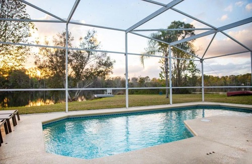 Thousand Oaks House | Lakeside Sunset suite