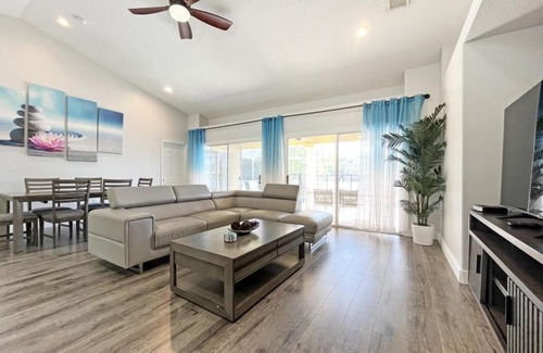 Thousand Oaks House | Lakeside Sunset suite