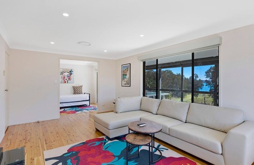 The Entrance House | Lakeside Tranquillity