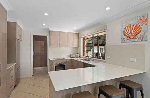 The Entrance House | Lakeside Tranquillity