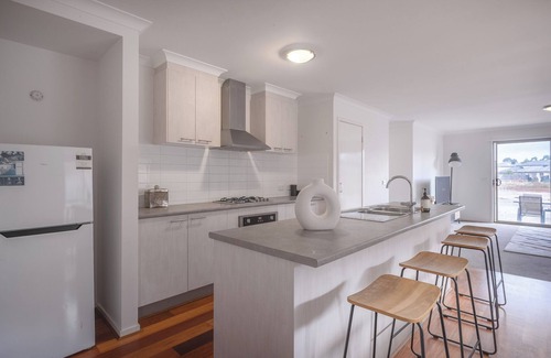 Sanctuary Lakes House | Lakeside view 4BR2BA house in Point Cook Parking