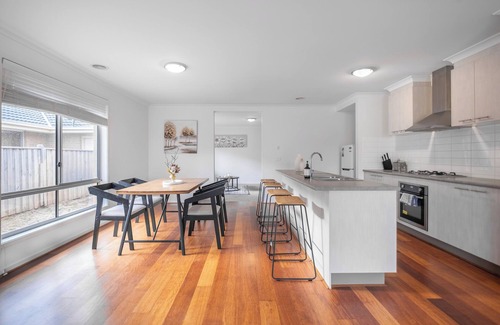 Sanctuary Lakes House | Lakeside view 4BR2BA house in Point Cook Parking