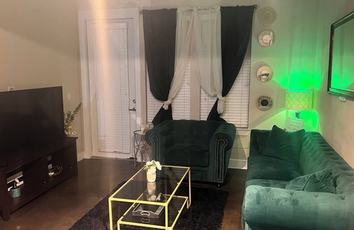 Las Colinas Apartment | Lakeside view, Toyota Music Factory,DFW Airport,Garden Tub,Walking trail