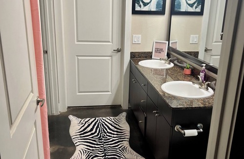 Las Colinas Apartment | Lakeside view, Toyota Music Factory,DFW Airport,Garden Tub,Walking trail