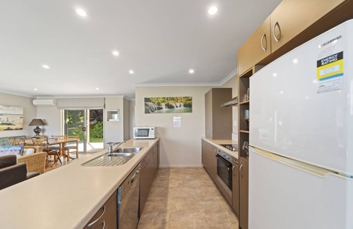 Taupo Cottage | Lakeside Vistas Magic - Rainbow Point Home