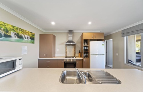 Taupo Cottage | Lakeside Vistas Magic - Rainbow Point Home