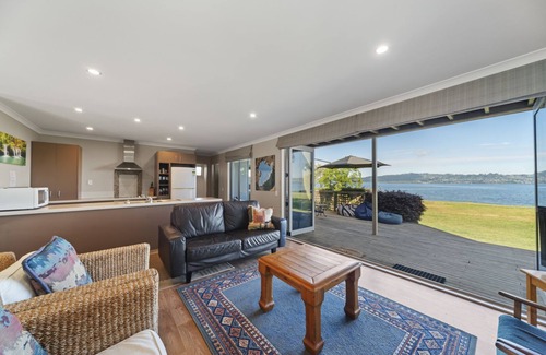 Taupo Cottage | Lakeside Vistas Magic - Rainbow Point Home