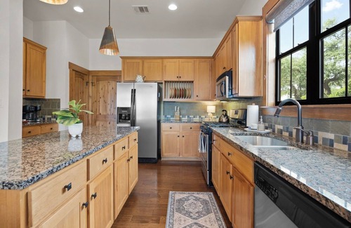 Leander House | Lakeview Cabin w/Resort Style Pools, pickleball, N. Shore Marina on Lake Travis