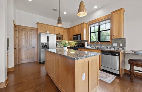Leander House | Lakeview Cabin w/Resort Style Pools, pickleball, N. Shore Marina on Lake Travis