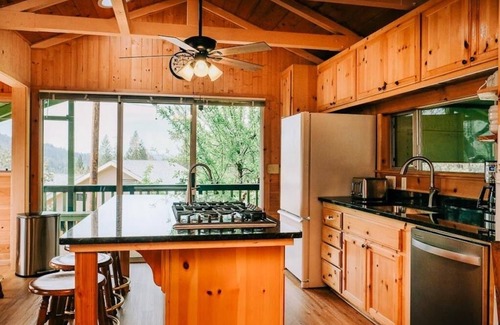 Bass Lake House | Lakeview Cabin with Boat Slip