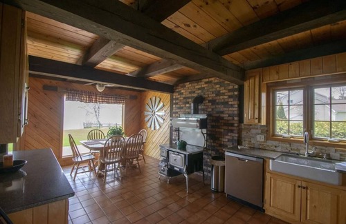 Algoma House | Lakeview Chalet - perfect for your getaway