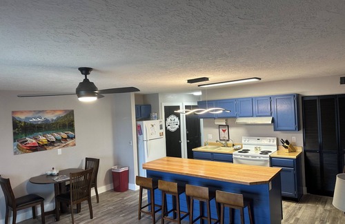 Lake Ozark Condo | LAKEVIEW CONDO, only 3 steps into condo! Onsite parking and access to the lake.