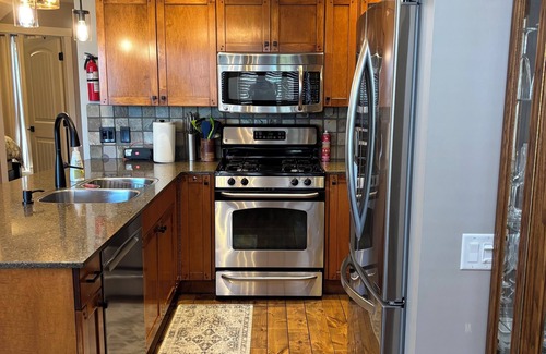 Central Okanagan Cottage | Lakeview cottage at LaCasa resort, on Okanagan lake. Short walk to resort pool.