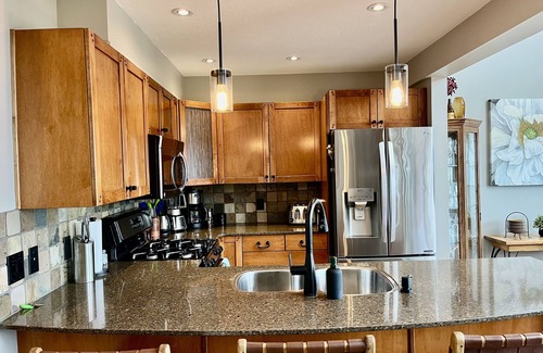 Central Okanagan Cottage | Lakeview cottage at LaCasa resort, on Okanagan lake. Short walk to resort pool.