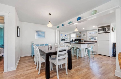Jeddo House | LakeView Getaway: Lake views & hot tub!
