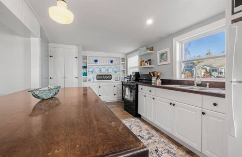 Jeddo House | LakeView Getaway: Lake views & hot tub!