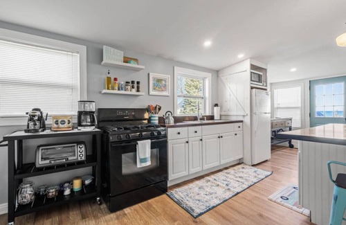 Jeddo House | LakeView Getaway: Lake views & hot tub!