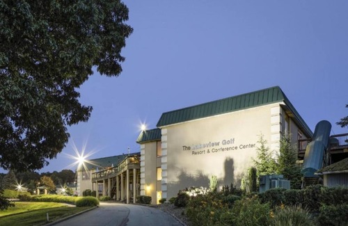 Cheat Lake Apartment | Lakeview Golf Resort Hotel Studio w Indoor Pool & Spa Sauna