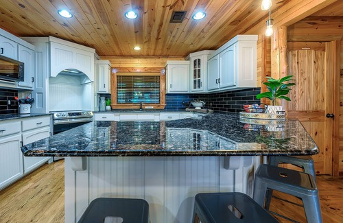 Broken Bow Cabin | Lakeview, golf, trails, near river & attractions, backs to National Forest