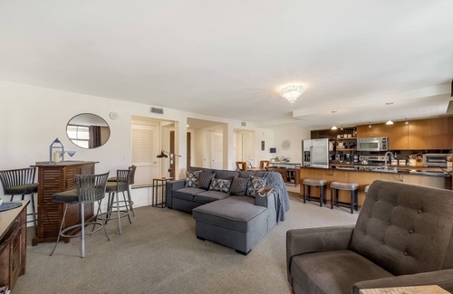 Lake Las Vegas Condo | Lakeview Haven: Unwind with Panoramic Serenity