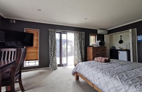 Waipahihi Apartment | Lakeview Holiday Hideaway
