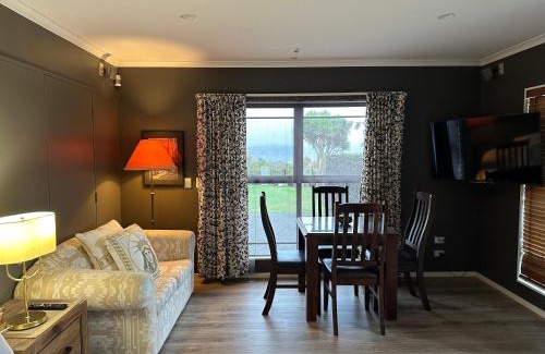 Waipahihi Apartment | Lakeview Holiday Hideaway