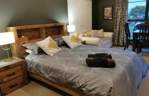 Waipahihi Apartment | Lakeview Holiday Hideaway