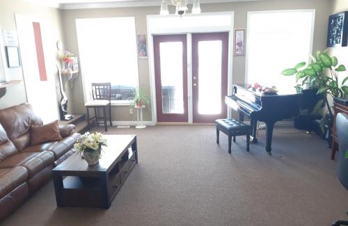 North End House | LakeView House with 4 rooms Kelowna near downtown & Knox Moutain