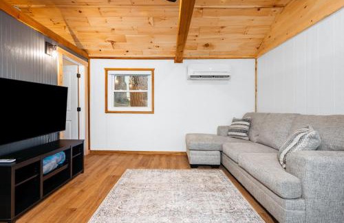 Mayfield House | Lakeview King Suite-Arbutus-Boat Docks