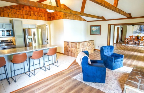 Lynn Garden House | Lakeview Landing, pet friendly lake front home on Boone Lake