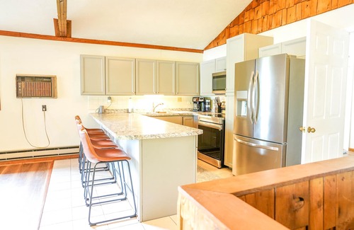 Lynn Garden House | Lakeview Landing, pet friendly lake front home on Boone Lake